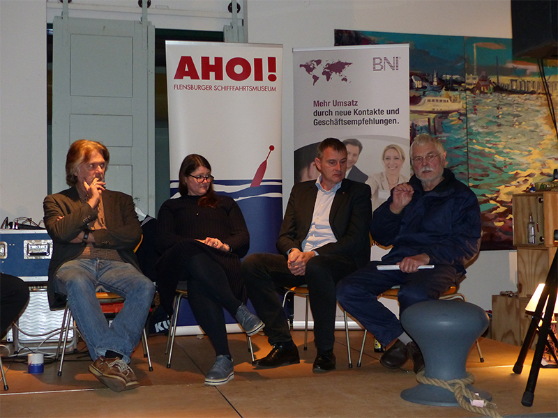 Podiumsdiskussion im Flensburger Schifffahrtsmuseum - v.l.n.r. Polarforscher Arved Fuchs, ehem. FEUERLAND-Eignerin Carola Buchner, Geschäftsführer „Denkmalschiff FEUERLANG gGmbH“ und Regionaldirektor BNI Südost Jens Fiedler sowie Uwe Kutzner, Geschäftsführer Museumswerft Flensburg. Bildquelle: meeco Communication Services