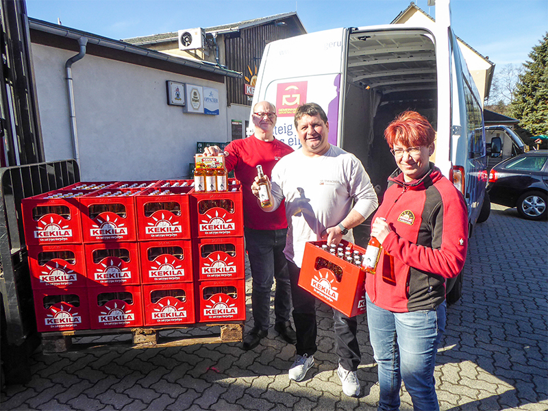 Präsentieren ihren Mutmacher-Apfelsaft: Gemeinhardt-Gerüstbau-Service-Geschäftsführer Walter Stuber (li.) und Dirk Eckart mit KEKILA-Chefin Kathleen Kitsche. Bildquelle: meeco Communication Services