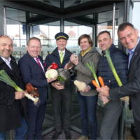 BNI-Netzwerk stellt zur Messe HAUS 2020 „größten Stand“ Die „Suppe“ wird gemeinsam gekocht und ausgelöffelt. v. l. n. r. Falk Köhler, Steffen Mewes, Dirk Bähr, Cornelius Hugk, Ronald Becher und BNI-Regionaldirektor Jens Fiedler. Bildquelle: meeco Communication Services