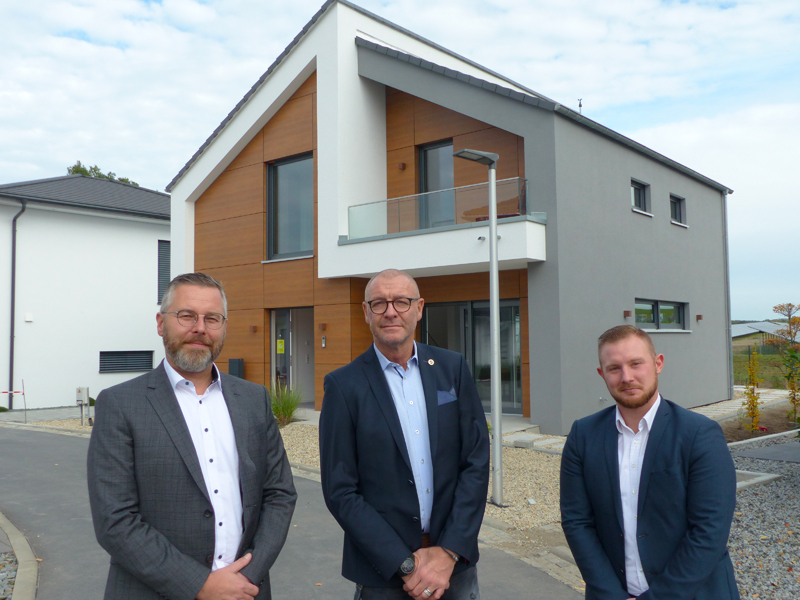 Das Dresdner OKAL Haus Team vor dem neuen OKAL Haus Dresden