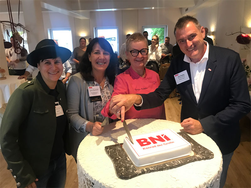 v.l.n.r. Julia Meyer, Dorit Zscheile, Evelyn Walther und BNI-Regionaldirektor Jens Fiedler beim gemeinsamen Anschneiden der Geburtstagstorte. Bildquelle: meeco Communication Services