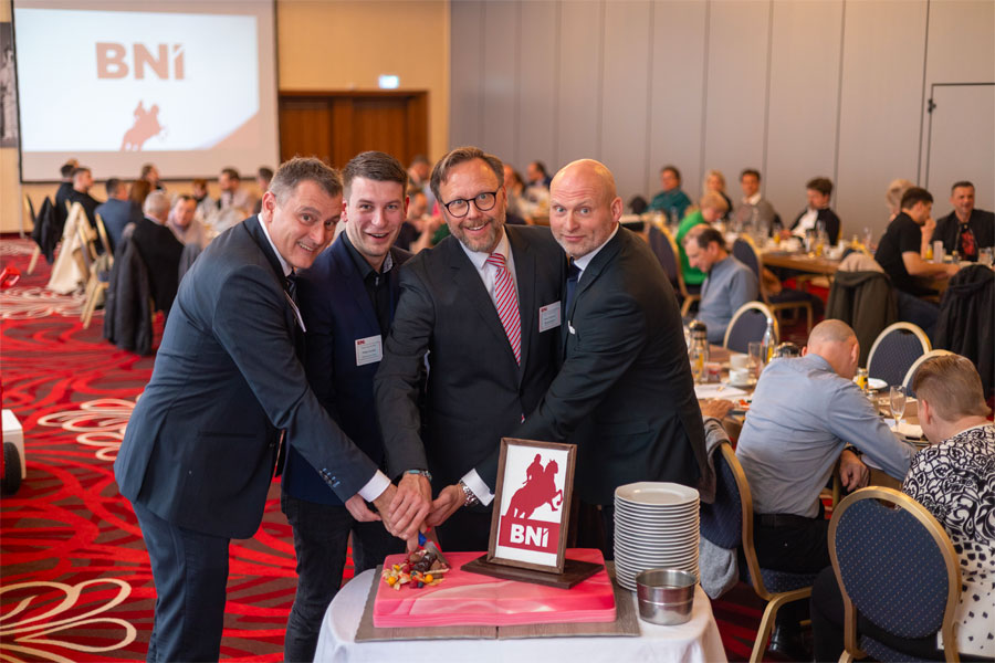 v.l.n.r. BNI-Regionaldirektor Jens Fiedler und das aktuelle Führungsteam des BNI-Chapters 