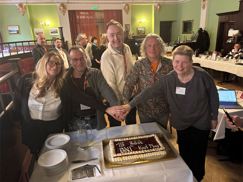 v.l.n.r. Yvonne Winkler aus dem BNI-S&uuml;dost-B&uuml;ro, Uwe Rischer, Chapterdirektor Rechtsanwalt Andreas Berger, Lutz St&ouml;ckigt und Partnerdirektorin Cornelia Klotzsche beim Anschneiden der Torte. Bildquelle: meeco Communication Services