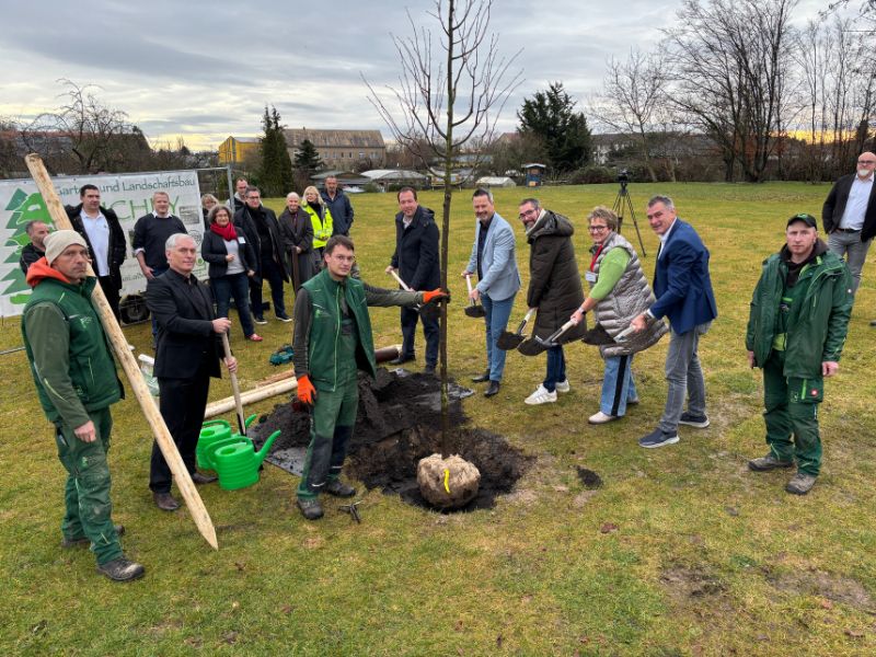 v.l.n.r. an den Spaten: Hoteldirektor Andr&eacute; M&uuml;ller, B&uuml;rgermeister Maik Str&ouml;mer, Hotelinhaber Gerhard Hauptstein, Hagen Lichey, Petra Dr&auml;ger-R&ouml;der und BNI-Regionaldirektor Jens Fiedler. Bildquelle: meeco Communication Services