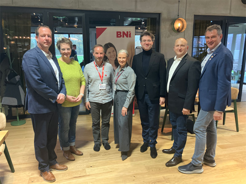 v.l.n.r. Maik Strömer (Bürgermeister Oranienbaum-Wörlitz), Mitgliederkoordinatorin Petra Dräger-Röder, Chapterdirektorin Christiane Bünning, Schatzmeister Thomas Hauke, Dr. Robert Reck (Oberbürgermeister Dessau-Roßlau), Elbebrücke-Hoteldirektor Matthias Golze und BNI-Regionaldirektor Jens Fiedler. Bildquelle: meeco Communication Services