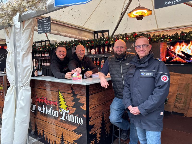 v.l.n.r. Standbetreiber Henryk Budde (46) und Stefan Lasch (40) mit EDEKA-Händler Reinhard Griephan (39) sowie Denis Papperitz (44), Regionalvorstand der Johanniter in Dresden. Bildquelle: meeco Communication Services