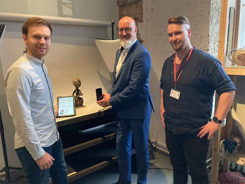 v.l.n.r. Jonas Ullrich von der falconDev IT GmbH, Andreas A. Müller von der impaq Preferred Solutions GmbH und Stephan Tröbs, Projektleitung DAPHNE SES und der Ausstellung am Inventarisierungstisch. Bildquelle: meeco Communication Services