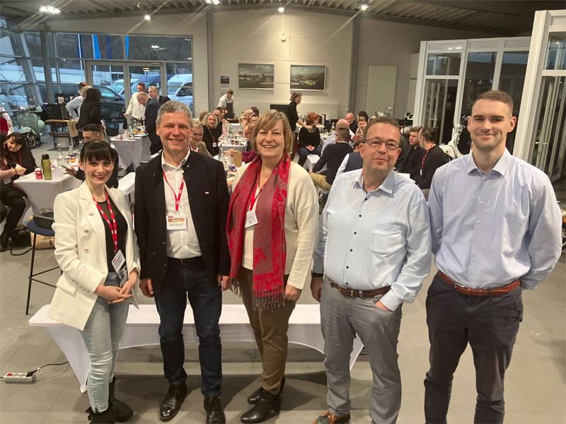 v.l.n.r. Selina Bräutigam, Chapterdirektor Ralf Spadt, Schatzmeisterin Uta Fleischer sowie Maik Dittrich und Verkaufsleiter Erik Bröcker vom Autohaus Liliensiek. Bildquelle: meeco Communication Services