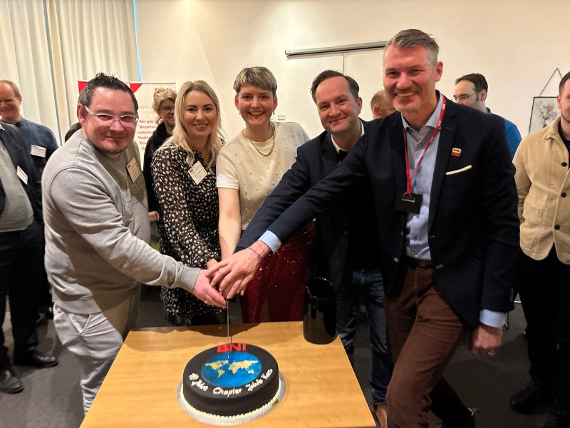 v.l.n.r. Florian Streit, Annemarie M&auml;hne, Yara Le&oacute;n, Cornelius Glander und Jan H&uuml;nicke beim Anschneiden der internationalen Torte. Bildquelle: meeco Communication Services