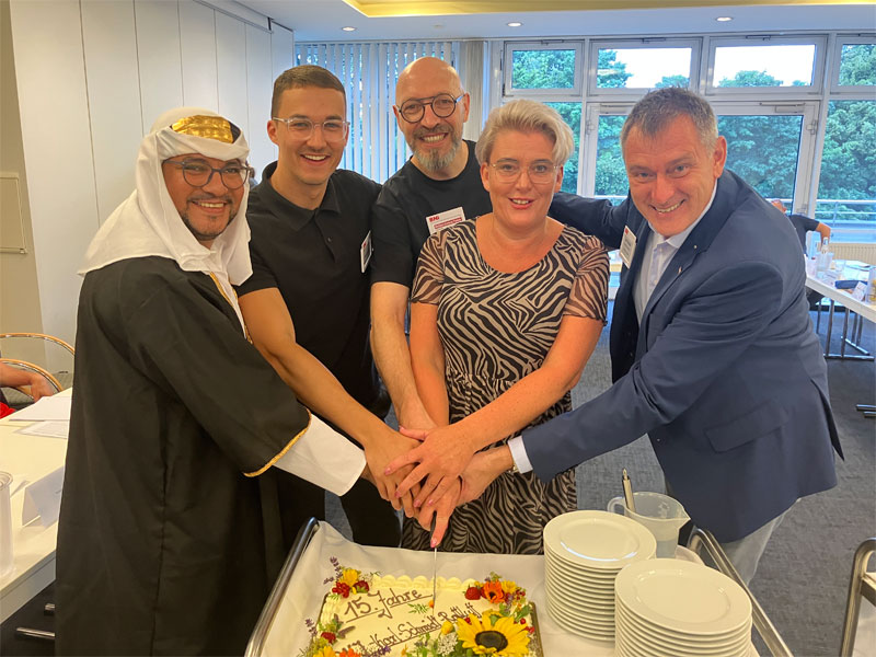 v.l.n.r. BNI-Karl-Schmidt-Rottluff-Führungsteam Soufian Ouahbi (41), Piet Brauer (24) und Norbert Kertesz Farkas (46) mit Hoteldirektorin Kirsten Smirek (47) und BNI-Regionaldirektor Jens Fiedler (58). Bildquelle: meeco Communication Services
