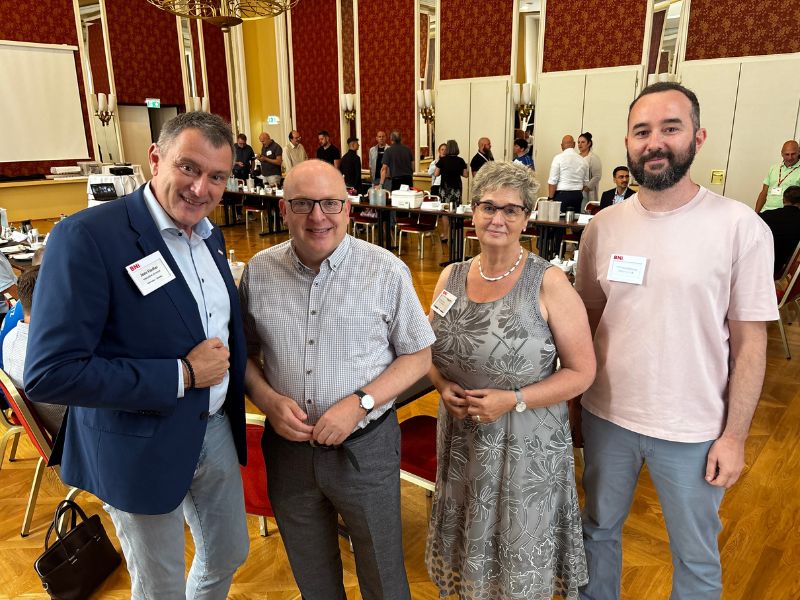 v.l.n.r. BNI-Regionaldirektor Jens Fiedler (59), Oberb&uuml;rgermeister Sven Schulze (54), Mitgliederkoordination Astrid Martin (63) und Chapterdirektor Thomas H&ouml;ppner (42). Bildquelle: meeco Communication Services